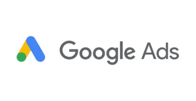 Una vista en primer plano del logotipo de Google Ads sobre un fondo blanco.