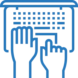Una computadora con dos manos interactuando con ella, representando tecnología y entrada digital.