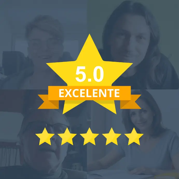 Una imagen con el fondo cuatro estudiantes de Europa educa Italia y en el anverso una estrella con cinco y excelente escrito dentro y debajo de la estrella grande cinco estrellas amarillas