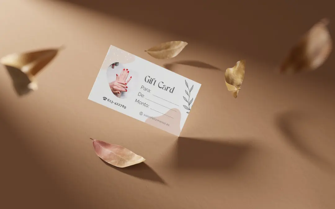 Una tarjeta de regalo blanca con un diseño de hoja flotando en el aire rodeada de pétalos de flores rosas.