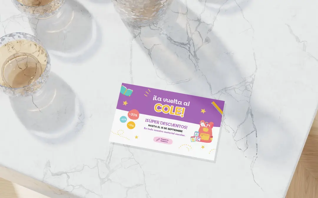 Una colorida tarjeta de presentación con el texto "Ba vuelta al cole" (Regreso a la escuela) y varios íconos relacionados con la escuela, como lápices, libros y una mochila.