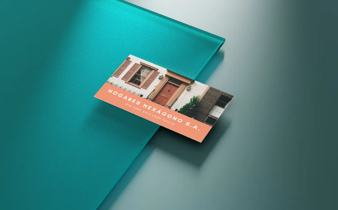 Una tarjeta de presentación moderna y minimalista con una fotografía de la fachada de un edificio sobre un fondo verde azulado.